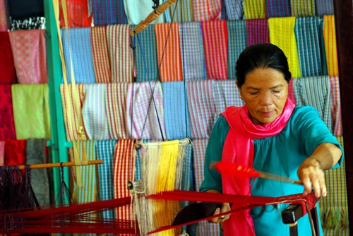 My nghiep village, Discovering oldest brocade weaving village in Ninh Thuan, travel news, Vietnam guide, Vietnam airlines, Vietnam tour, tour Vietnam, Hanoi, ho chi minh city, Saigon, travelling to Vietnam, Vietnam travelling, Vietnam travel, vn news