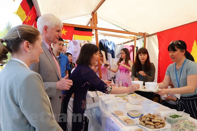 Vietnamâ€™s practical activities in response to Earth Day, Institute provides free medicines for poor people in Lang Son, Students get scholarships from Dong Hanh Foundation in Singapore