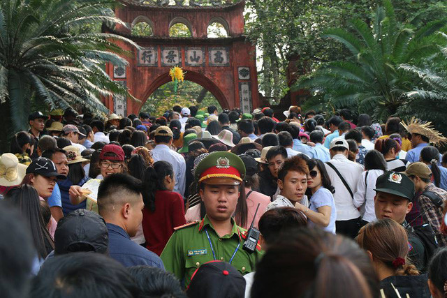 Crowds flood Hung Kings Temple for national festival, entertainment events, entertainment news, entertainment activities, what’s on, Vietnam culture, Vietnam tradition, vn news, Vietnam beauty, news Vietnam, Vietnam news, Vietnam net news, vietnamnet news