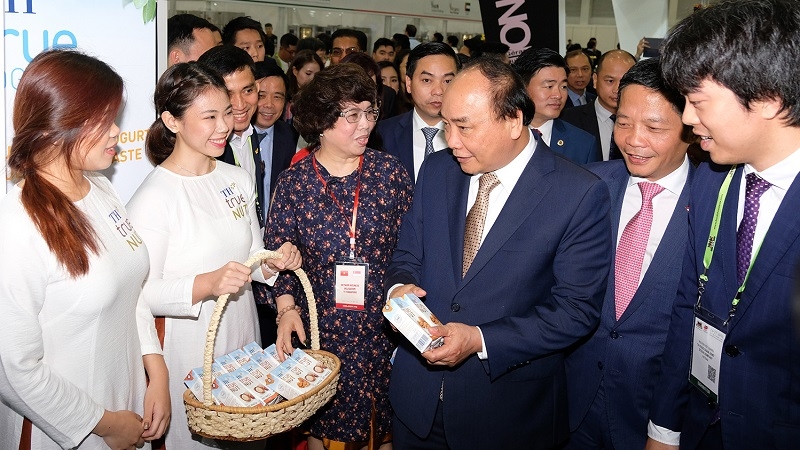 PM visits Vietnam’s pavilion at Food & Hotel Asia 2018 in Singapore, PM attends VN-Singapore Business Forum, French Communist Party leader welcomed in HCM City, ASEAN countries seek to foster mutual legal assistance in criminal matters