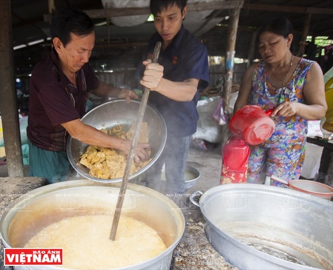 Palm-sugar, a specialty of An Giang, travel news, Vietnam guide, Vietnam airlines, Vietnam tour, tour Vietnam, Hanoi, ho chi minh city, Saigon, travelling to Vietnam, Vietnam travelling, Vietnam travel, vn news