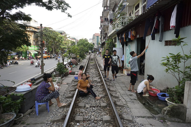 Hanoi railway attracts foreign visitors, travel news, Vietnam guide, Vietnam airlines, Vietnam tour, tour Vietnam, Hanoi, ho chi minh city, Saigon, travelling to Vietnam, Vietnam travelling, Vietnam travel, vn news