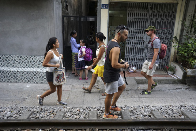 Hanoi railway attracts foreign visitors, travel news, Vietnam guide, Vietnam airlines, Vietnam tour, tour Vietnam, Hanoi, ho chi minh city, Saigon, travelling to Vietnam, Vietnam travelling, Vietnam travel, vn news