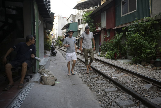 Hanoi railway attracts foreign visitors, travel news, Vietnam guide, Vietnam airlines, Vietnam tour, tour Vietnam, Hanoi, ho chi minh city, Saigon, travelling to Vietnam, Vietnam travelling, Vietnam travel, vn news