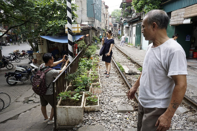 Hanoi railway attracts foreign visitors, travel news, Vietnam guide, Vietnam airlines, Vietnam tour, tour Vietnam, Hanoi, ho chi minh city, Saigon, travelling to Vietnam, Vietnam travelling, Vietnam travel, vn news