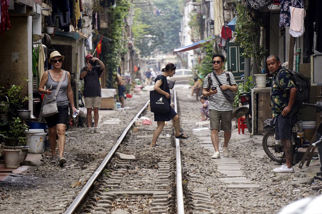 Hanoi railway attracts foreign visitors, travel news, Vietnam guide, Vietnam airlines, Vietnam tour, tour Vietnam, Hanoi, ho chi minh city, Saigon, travelling to Vietnam, Vietnam travelling, Vietnam travel, vn news