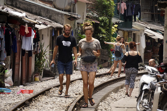 Hanoi railway attracts foreign visitors, travel news, Vietnam guide, Vietnam airlines, Vietnam tour, tour Vietnam, Hanoi, ho chi minh city, Saigon, travelling to Vietnam, Vietnam travelling, Vietnam travel, vn news