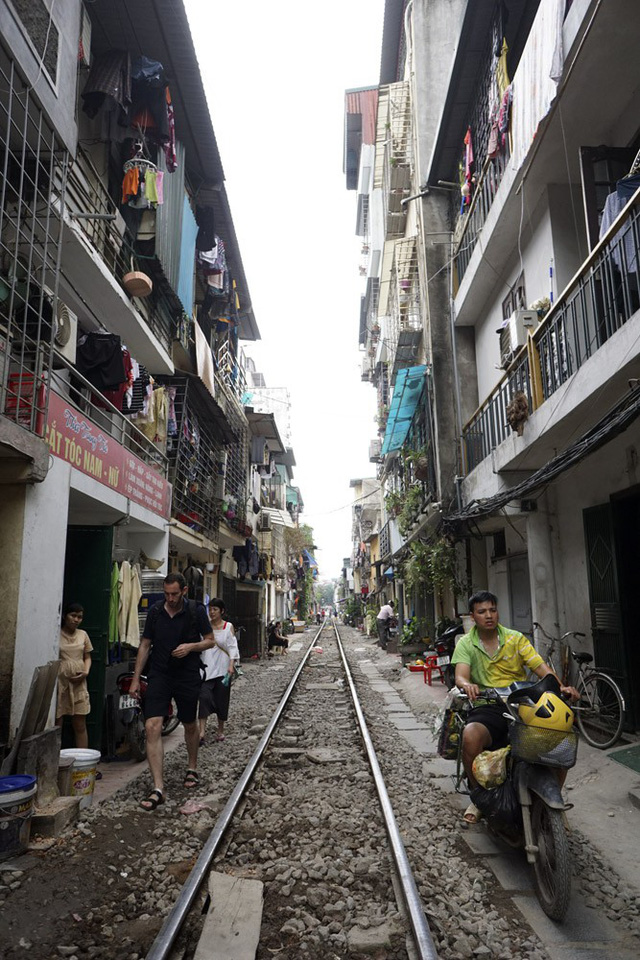 Hanoi railway attracts foreign visitors, travel news, Vietnam guide, Vietnam airlines, Vietnam tour, tour Vietnam, Hanoi, ho chi minh city, Saigon, travelling to Vietnam, Vietnam travelling, Vietnam travel, vn news