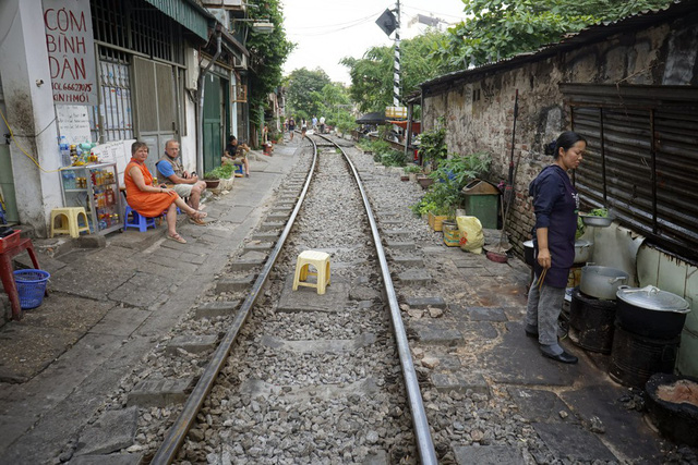 Hanoi railway attracts foreign visitors, travel news, Vietnam guide, Vietnam airlines, Vietnam tour, tour Vietnam, Hanoi, ho chi minh city, Saigon, travelling to Vietnam, Vietnam travelling, Vietnam travel, vn news