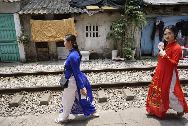 Hanoi railway attracts foreign visitors, travel news, Vietnam guide, Vietnam airlines, Vietnam tour, tour Vietnam, Hanoi, ho chi minh city, Saigon, travelling to Vietnam, Vietnam travelling, Vietnam travel, vn news