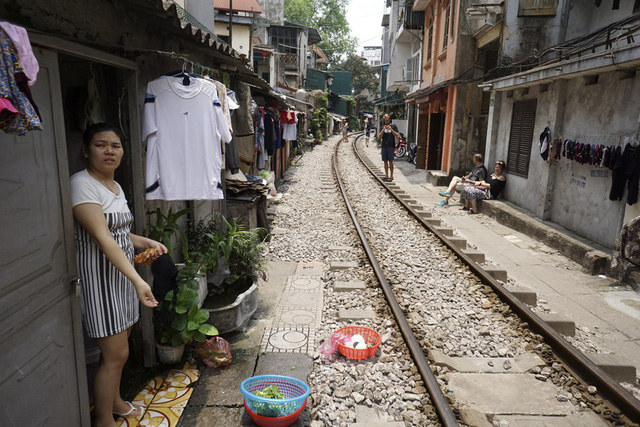 Hanoi railway attracts foreign visitors, travel news, Vietnam guide, Vietnam airlines, Vietnam tour, tour Vietnam, Hanoi, ho chi minh city, Saigon, travelling to Vietnam, Vietnam travelling, Vietnam travel, vn news