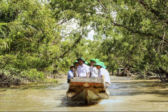 Meeting looks to improve legal aid provision at citizen reception centres, More than 500 youths join Vietnam-China border friendship exchange, 200 photos featuring Quang Ninh tourism on display