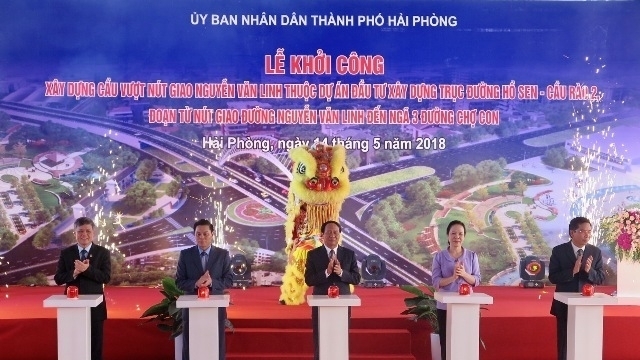 Meeting looks to improve legal aid provision at citizen reception centres, More than 500 youths join Vietnam-China border friendship exchange, 200 photos featuring Quang Ninh tourism on display