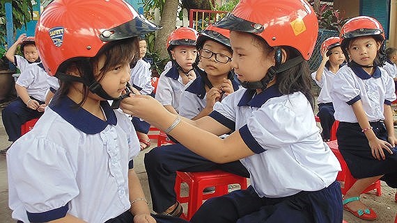 Meeting looks to improve legal aid provision at citizen reception centres, More than 500 youths join Vietnam-China border friendship exchange, 200 photos featuring Quang Ninh tourism on display