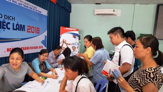 Meeting looks to improve legal aid provision at citizen reception centres, More than 500 youths join Vietnam-China border friendship exchange, 200 photos featuring Quang Ninh tourism on display