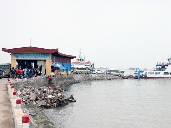 Meeting looks to improve legal aid provision at citizen reception centres, More than 500 youths join Vietnam-China border friendship exchange, 200 photos featuring Quang Ninh tourism on display