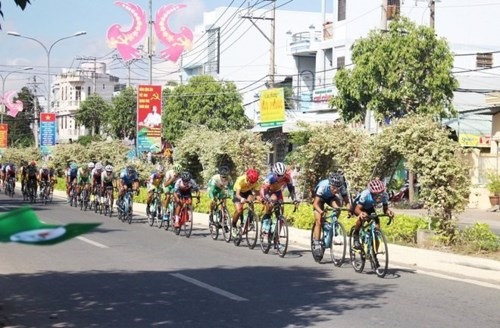 Meeting looks to improve legal aid provision at citizen reception centres, More than 500 youths join Vietnam-China border friendship exchange, 200 photos featuring Quang Ninh tourism on display