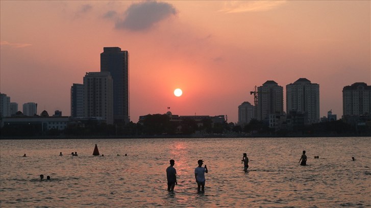 Hanoi's West Lake becomes a swimming pool in hot weather, social news, vietnamnet bridge, english news, Vietnam news, news Vietnam, vietnamnet news, Vietnam net news, Vietnam latest news, vn news, Vietnam breaking news