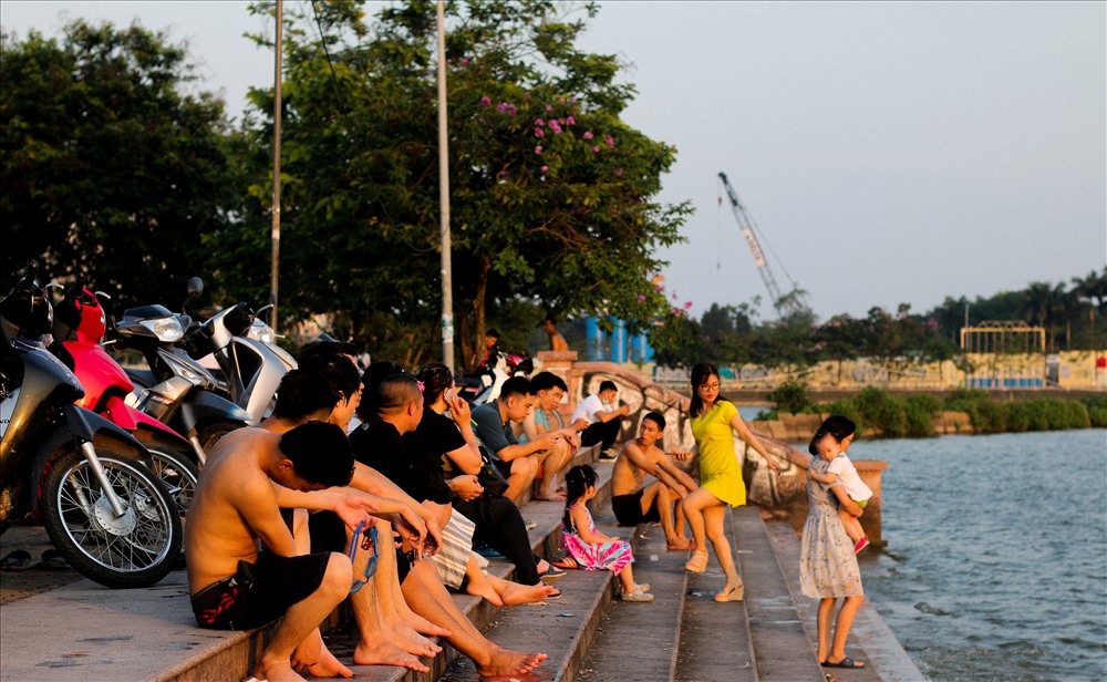 Hanoi's West Lake becomes a swimming pool in hot weather, social news, vietnamnet bridge, english news, Vietnam news, news Vietnam, vietnamnet news, Vietnam net news, Vietnam latest news, vn news, Vietnam breaking news