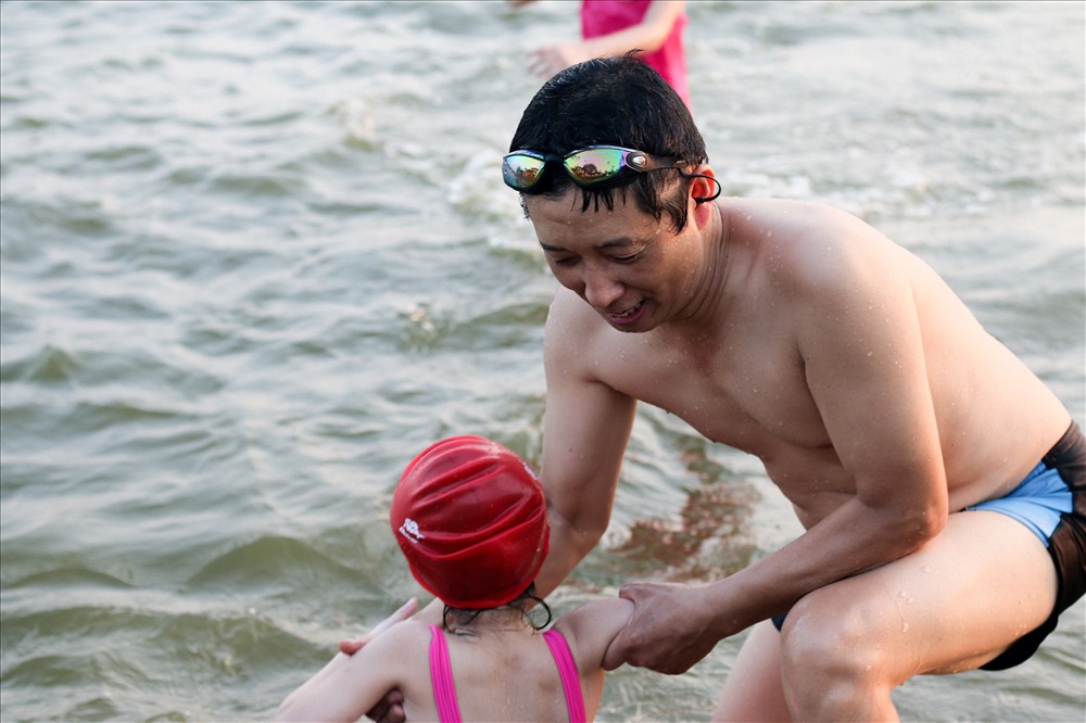 Hanoi's West Lake becomes a swimming pool in hot weather, social news, vietnamnet bridge, english news, Vietnam news, news Vietnam, vietnamnet news, Vietnam net news, Vietnam latest news, vn news, Vietnam breaking news