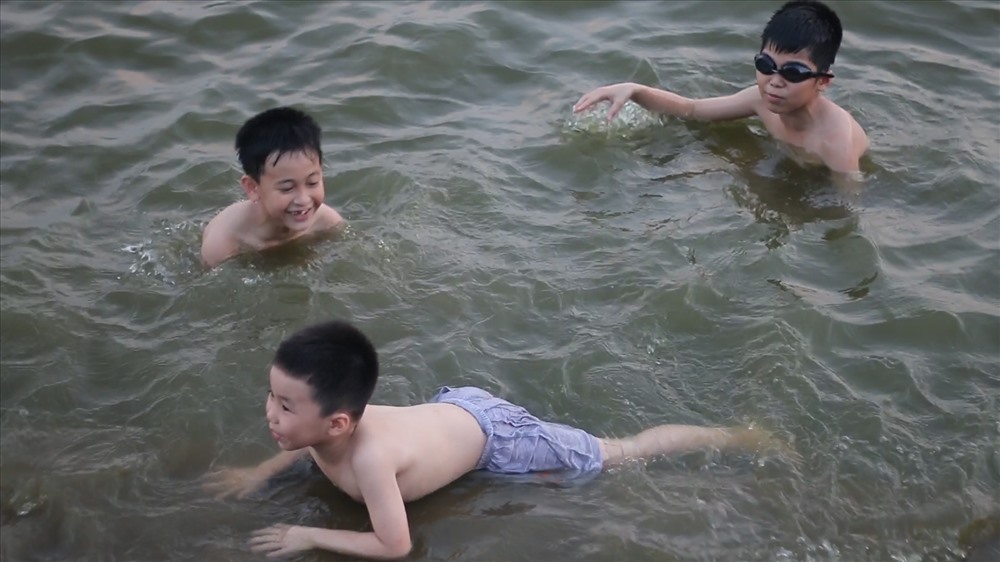 Hanoi's West Lake becomes a swimming pool in hot weather, social news, vietnamnet bridge, english news, Vietnam news, news Vietnam, vietnamnet news, Vietnam net news, Vietnam latest news, vn news, Vietnam breaking news