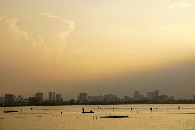 Beautiful sunset on Hanoi's West Lake, travel news, Vietnam guide, Vietnam airlines, Vietnam tour, tour Vietnam, Hanoi, ho chi minh city, Saigon, travelling to Vietnam, Vietnam travelling, Vietnam travel, vn news