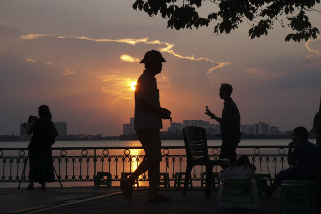 Beautiful sunset on Hanoi's West Lake, travel news, Vietnam guide, Vietnam airlines, Vietnam tour, tour Vietnam, Hanoi, ho chi minh city, Saigon, travelling to Vietnam, Vietnam travelling, Vietnam travel, vn news