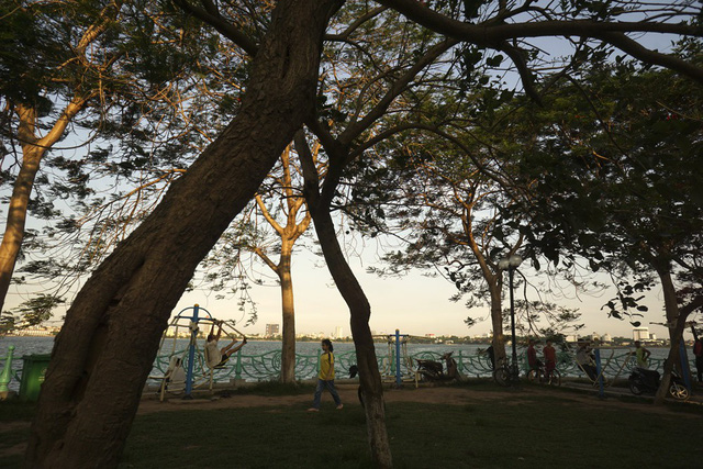 Beautiful sunset on Hanoi's West Lake, travel news, Vietnam guide, Vietnam airlines, Vietnam tour, tour Vietnam, Hanoi, ho chi minh city, Saigon, travelling to Vietnam, Vietnam travelling, Vietnam travel, vn news