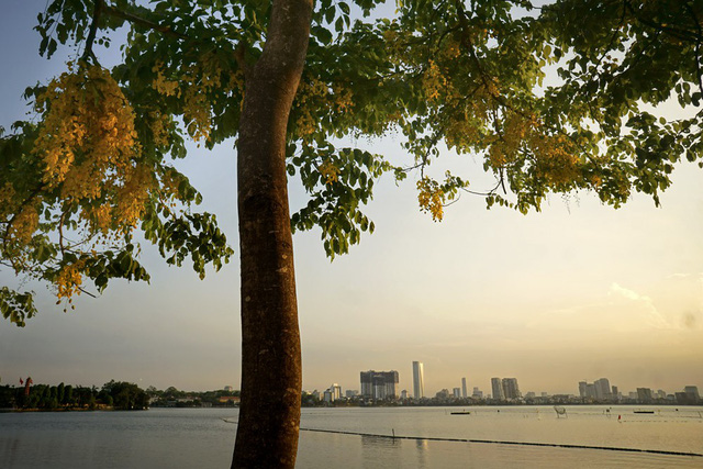 Beautiful sunset on Hanoi's West Lake, travel news, Vietnam guide, Vietnam airlines, Vietnam tour, tour Vietnam, Hanoi, ho chi minh city, Saigon, travelling to Vietnam, Vietnam travelling, Vietnam travel, vn news