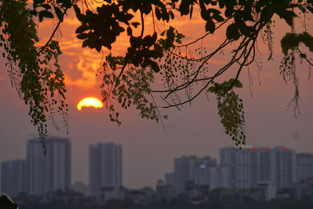 Beautiful sunset on Hanoi's West Lake, travel news, Vietnam guide, Vietnam airlines, Vietnam tour, tour Vietnam, Hanoi, ho chi minh city, Saigon, travelling to Vietnam, Vietnam travelling, Vietnam travel, vn news