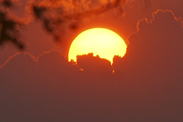 Beautiful sunset on Hanoi's West Lake, travel news, Vietnam guide, Vietnam airlines, Vietnam tour, tour Vietnam, Hanoi, ho chi minh city, Saigon, travelling to Vietnam, Vietnam travelling, Vietnam travel, vn news