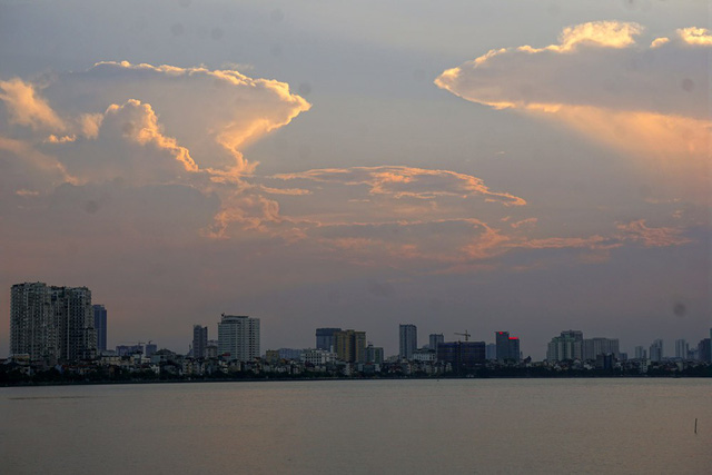 Beautiful sunset on Hanoi's West Lake, travel news, Vietnam guide, Vietnam airlines, Vietnam tour, tour Vietnam, Hanoi, ho chi minh city, Saigon, travelling to Vietnam, Vietnam travelling, Vietnam travel, vn news