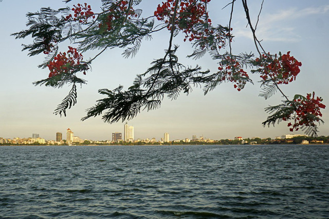 Beautiful sunset on Hanoi's West Lake, travel news, Vietnam guide, Vietnam airlines, Vietnam tour, tour Vietnam, Hanoi, ho chi minh city, Saigon, travelling to Vietnam, Vietnam travelling, Vietnam travel, vn news