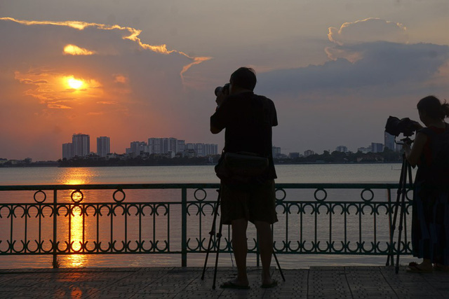 Beautiful sunset on Hanoi's West Lake, travel news, Vietnam guide, Vietnam airlines, Vietnam tour, tour Vietnam, Hanoi, ho chi minh city, Saigon, travelling to Vietnam, Vietnam travelling, Vietnam travel, vn news