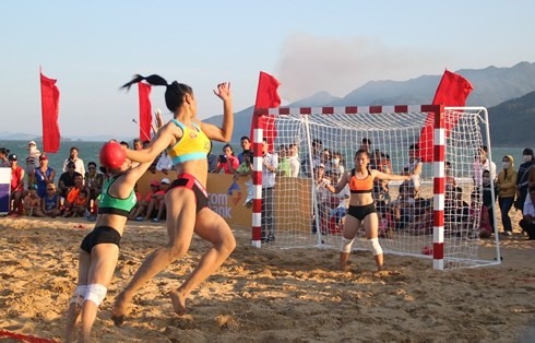 Eyes to focus on Hàng Đẫy Stadium, Bình wins first stage of Bình Dương cycling event, HCM City 1 lose top spot after goalless draw, Hà Nội triumph at National Beach Handball Championship,