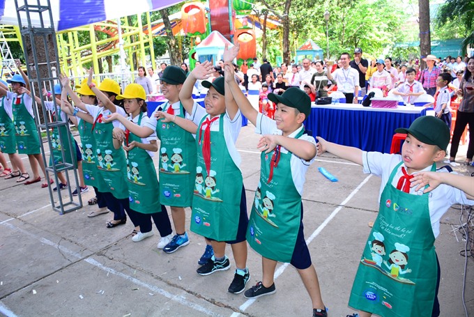 Almost 536 tonnes of rice offered to northern Ha Giang province, Lord Buddha’s birthday celebrated abroad, Tien Giang province breeds more tra fish on alluvial areas