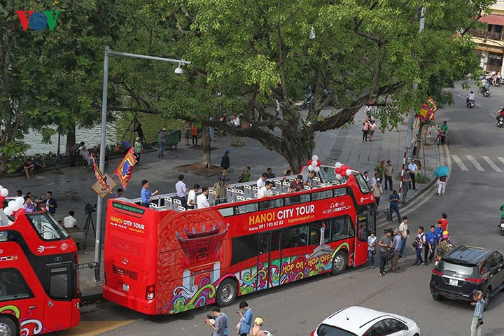 First double-decker bus for sightseeing in Hanoi, travel news, Vietnam guide, Vietnam airlines, Vietnam tour, tour Vietnam, Hanoi, ho chi minh city, Saigon, travelling to Vietnam, Vietnam travelling, Vietnam travel, vn news