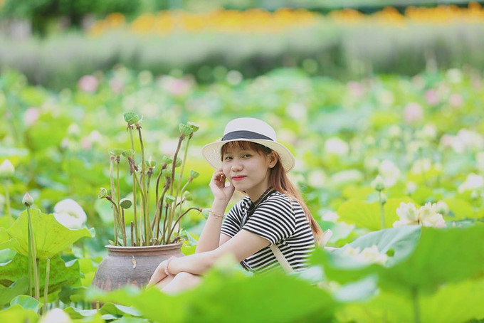 Visitors buzz around Tien Giang flower garden, travel news, Vietnam guide, Vietnam airlines, Vietnam tour, tour Vietnam, Hanoi, ho chi minh city, Saigon, travelling to Vietnam, Vietnam travelling, Vietnam travel, vn news