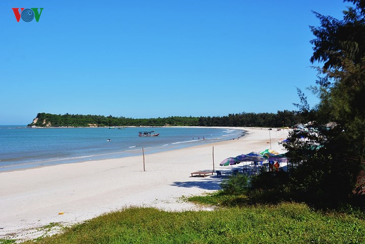 Unspoiled charms of deserted beaches in Quang Ninh, travel news, Vietnam guide, Vietnam airlines, Vietnam tour, tour Vietnam, Hanoi, ho chi minh city, Saigon, travelling to Vietnam, Vietnam travelling, Vietnam travel, vn news