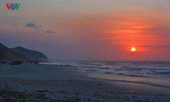 Unspoiled charms of deserted beaches in Quang Ninh, travel news, Vietnam guide, Vietnam airlines, Vietnam tour, tour Vietnam, Hanoi, ho chi minh city, Saigon, travelling to Vietnam, Vietnam travelling, Vietnam travel, vn news