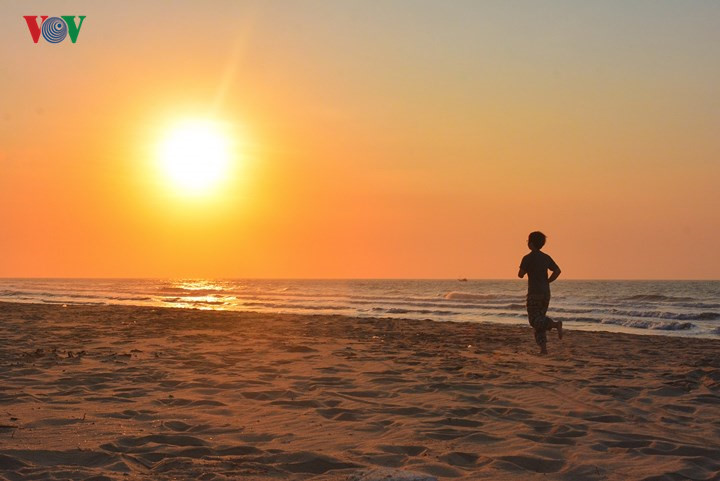 Unspoiled charms of deserted beaches in Quang Ninh, travel news, Vietnam guide, Vietnam airlines, Vietnam tour, tour Vietnam, Hanoi, ho chi minh city, Saigon, travelling to Vietnam, Vietnam travelling, Vietnam travel, vn news