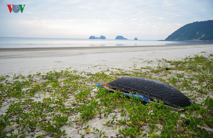 Unspoiled charms of deserted beaches in Quang Ninh, travel news, Vietnam guide, Vietnam airlines, Vietnam tour, tour Vietnam, Hanoi, ho chi minh city, Saigon, travelling to Vietnam, Vietnam travelling, Vietnam travel, vn news