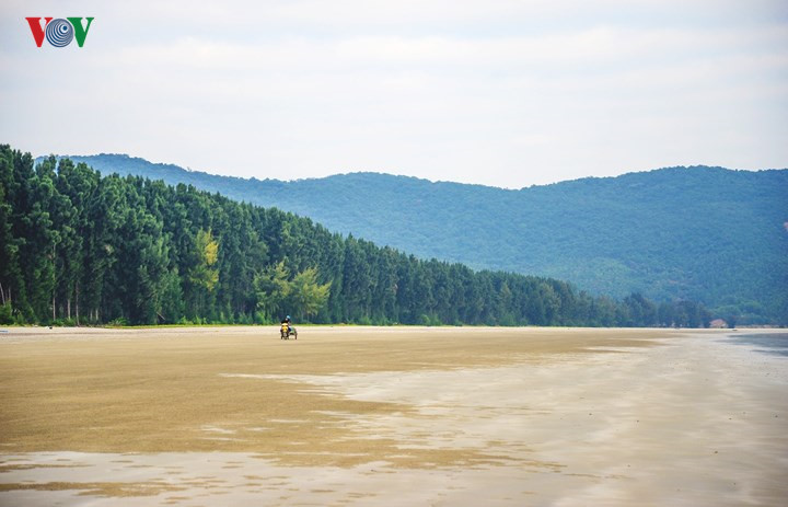 Unspoiled charms of deserted beaches in Quang Ninh, travel news, Vietnam guide, Vietnam airlines, Vietnam tour, tour Vietnam, Hanoi, ho chi minh city, Saigon, travelling to Vietnam, Vietnam travelling, Vietnam travel, vn news