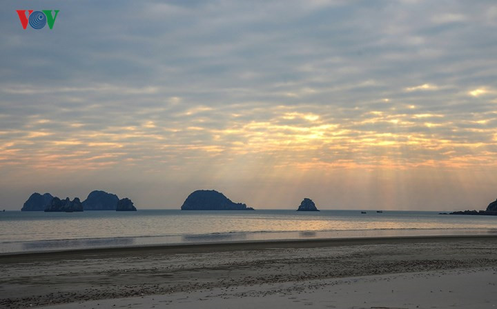Unspoiled charms of deserted beaches in Quang Ninh, travel news, Vietnam guide, Vietnam airlines, Vietnam tour, tour Vietnam, Hanoi, ho chi minh city, Saigon, travelling to Vietnam, Vietnam travelling, Vietnam travel, vn news