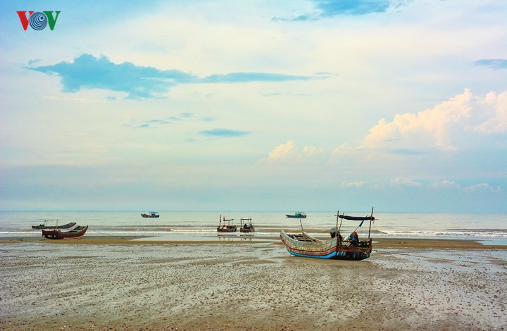 Unspoiled charms of deserted beaches in Quang Ninh, travel news, Vietnam guide, Vietnam airlines, Vietnam tour, tour Vietnam, Hanoi, ho chi minh city, Saigon, travelling to Vietnam, Vietnam travelling, Vietnam travel, vn news