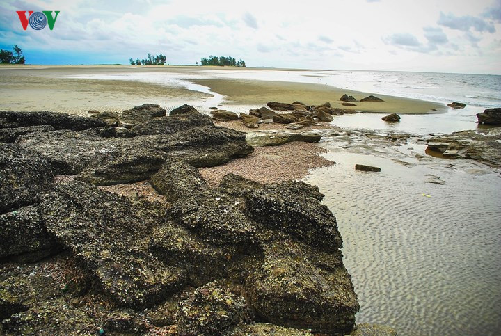 Unspoiled charms of deserted beaches in Quang Ninh, travel news, Vietnam guide, Vietnam airlines, Vietnam tour, tour Vietnam, Hanoi, ho chi minh city, Saigon, travelling to Vietnam, Vietnam travelling, Vietnam travel, vn news