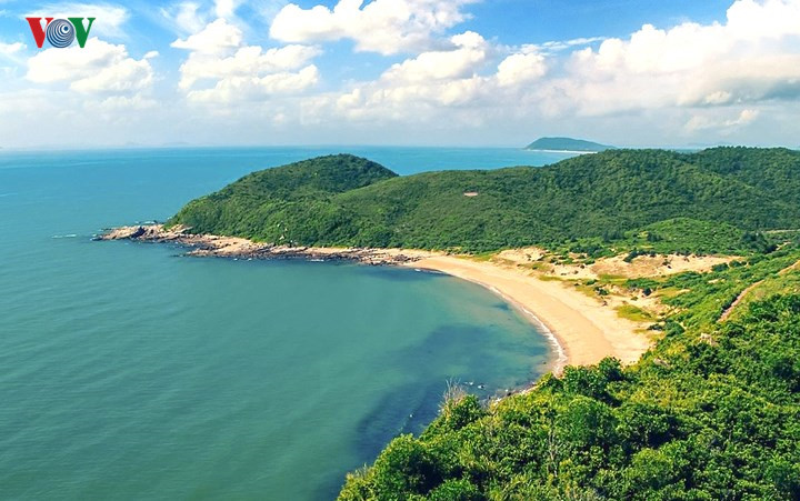 Unspoiled charms of deserted beaches in Quang Ninh, travel news, Vietnam guide, Vietnam airlines, Vietnam tour, tour Vietnam, Hanoi, ho chi minh city, Saigon, travelling to Vietnam, Vietnam travelling, Vietnam travel, vn news