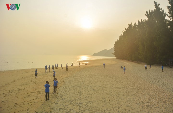 Unspoiled charms of deserted beaches in Quang Ninh, travel news, Vietnam guide, Vietnam airlines, Vietnam tour, tour Vietnam, Hanoi, ho chi minh city, Saigon, travelling to Vietnam, Vietnam travelling, Vietnam travel, vn news