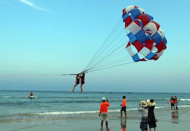 Hanoi hailed for environmental protection efforts, Bac Ha tourism week underway in Lao Cai, Dak Nong defuses three 227kg-bombs, Da Nang emerges as popular destinations for RoK tourists