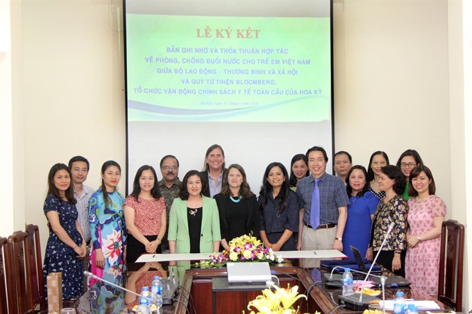 Blood clam farmers face losing their livelihoods, Severe penalties needed to check speeding on HCM City roads, MOLISA and Bloomberg join hands to prevent child drowning,